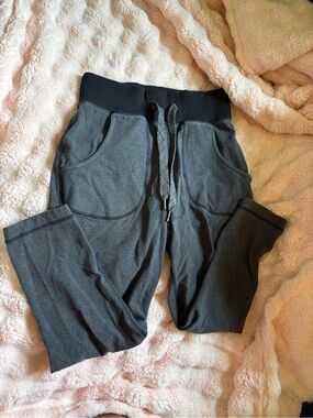 Lululemon size 4 Charcoal Drawstring Joggers with Pockets